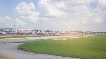 zicht op geannuleerde vlucht vliegtuigparkeren op de luchthaven vanwege covid-19 foto