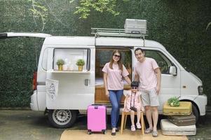 een vrolijke Aziatische familie die geniet van een roadtrip en reis gaat op vakantie, reizen en toerisme concept foto