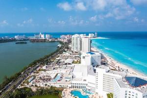 luchtfoto van de luxe hotels in cancun foto