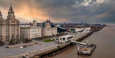 prachtig panorama van de waterkant van Liverpool in de zonsondergang. foto