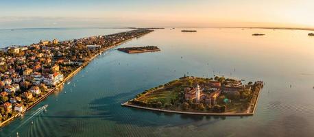 luchtfoto van het eiland lido de venezia in venetië, italië. foto