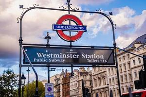 ondergronds teken in westminster arch, jubileumlijn, londen. foto