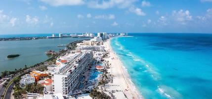 luchtfoto van het strand van punta norte, cancun, mexico. foto