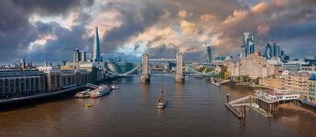 Luchtpanorama van de London Tower Bridge en de rivier de Theems, Engeland, Verenigd Koninkrijk. foto