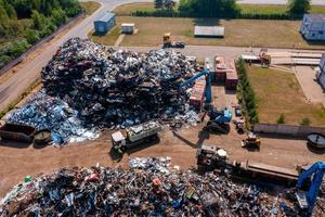 oude beschadigde auto's op het autokerkhof wachten op recycling foto