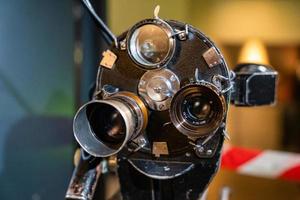 close-up foto van oude vintage cameralens over houten tafel.