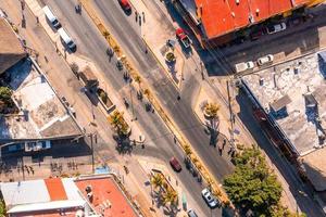 luchtfoto van het kruispunt van de straat met auto's die over de weg rijden. foto