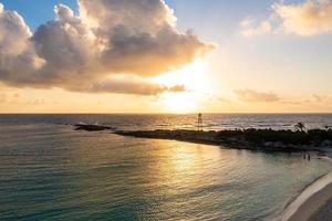 magisch uitzicht op de zonsopgang over de Caribische zee.