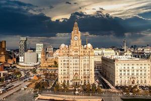 luchtfoto close-up van de toren van het koninklijke levergebouw in Liverpool foto