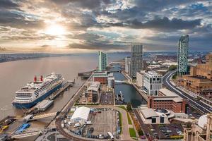 prachtig panorama van de waterkant van Liverpool in de zonsondergang. foto