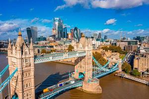 luchtfoto panoramisch stadsgezicht uitzicht op de London Tower Bridge foto