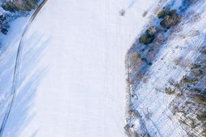 fantastische luchtfoto winterpanorama van bergbos met besneeuwde sparren. kleurrijke buitenscène, gelukkig nieuwjaar viering concept. schoonheid van de natuur concept achtergrond. foto