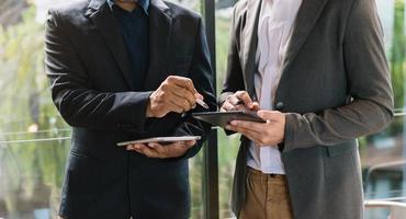 team van bedrijfsanalisten die de bedrijfsstrategie in eigentijdse bureauruimte bespreken foto