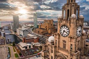 luchtfoto close-up van de toren van het koninklijke levergebouw in Liverpool foto