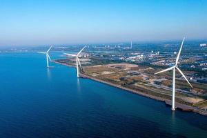 luchtfoto van de windturbines. groene ecologische energie opwekking. windpark eco veld. offshore en onshore windmolenpark groene energie op zee foto