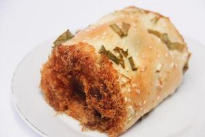 food fotografie van rosbief roll met jus op een witte achtergrond foto