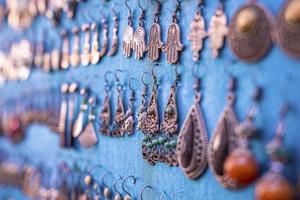 handgemaakte antieke gekleurde sieraden hangend aan stof te koop foto