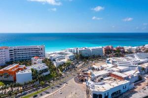 luxe hotel met overloopzwembad en palmbomen eromheen. foto