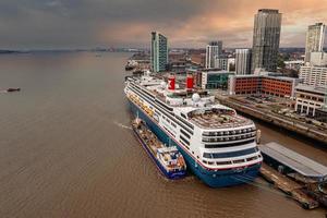 cruiseschip aangemeerd in Liverpool nabij het centrum van de stad. foto