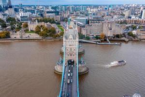 panoramische zonsondergang vanuit de lucht op de London Tower Bridge en de rivier de Theems foto