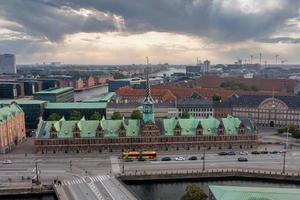 prachtig panoramisch uitzicht vanuit de lucht op Kopenhagen, Denemarken. grachten, oude stad, pretpark tivoli tuinen en nyhavn foto