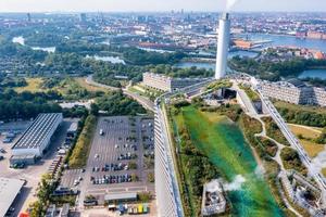 amager bakke, copenhill waste to energy power plant in copenhagen, denemarken met het skigebied op het dak. foto