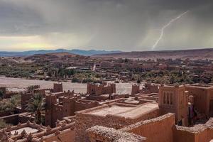 oud fort en woonstructuren met onweer in de lucht foto