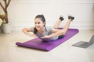 fitness vrouw oefening in huis foto