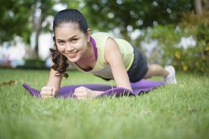 vrouw is aan het trainen in de buitenlucht foto