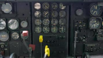 close-up van oud vintage vliegtuig cockpit cockpit bedieningspaneel foto