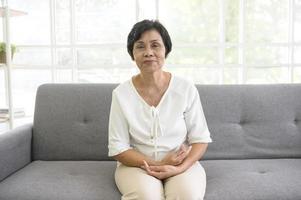 senior aziatische vrouw die videogesprek voert op sociaal netwerk met arts die overleg pleegt over gezondheidsproblemen, hoofdschot close-up portret. foto