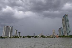 achtergrond van donkere lucht terwijl de storm over de stad aan de rivier komt foto