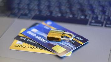 creditcard veiligheidsconcept, creditcard met hangslot foto