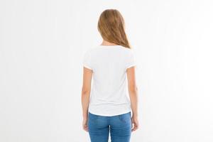 jonge blanke, Europese vrouw, meisje in een leeg wit t-shirt. t-shirtontwerp en mensenconcept. shirts vooraanzicht geïsoleerd op een witte achtergrond. spotten. ruimte kopiëren. foto