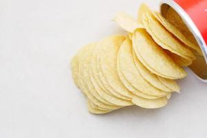 smakelijke chips die uit een container morsen foto