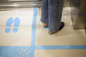 sociale afstandsmaatregel voor covid-19-preventie in winkelcentrum, thailand foto