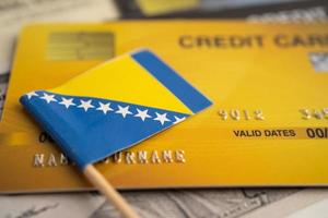 vlag van bosnië en herzegovina op creditcard. financiële ontwikkeling, bankrekening, statistieken, investeringsanalytisch onderzoek data-economie, beurshandel, bedrijfsconcept. foto