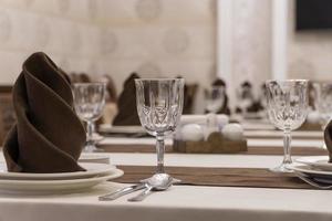 bankettafel serveren in een luxe restaurant in bruin-witte stijl foto