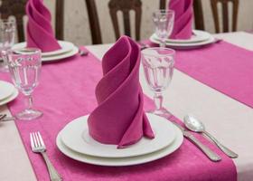 bankettafel serveren in een luxe restaurant in roze en witte stijl foto