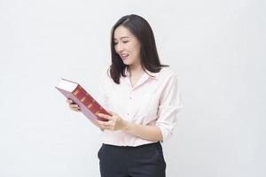 portret van mooie vrouw student in roze shirt houdt een boek geïsoleerd over witte achtergrond studio foto