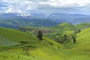 prachtig groen uitzicht op de bergen in het regenseizoen, tropisch klimaat. Prachtig groen uitzicht op de bergen in het regenseizoen, tropisch klimaat. foto