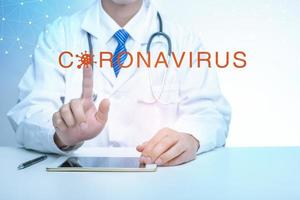 close-up van de arts toont medische analysegegevens van het coronavirusvaccin covid19 medisch technologieconcept foto