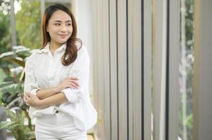 portret van zelfverzekerde zakelijke Aziatische vrouw met een wit overhemd op kantoor foto