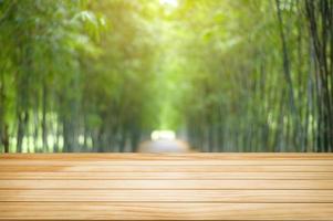 houten tafel textuur op groene natuur achtergrond foto