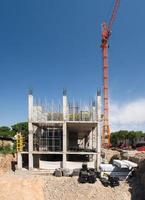 bouwkraan en een betonnen structuur van het gebouw op een achtergrond de lucht foto