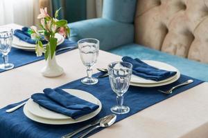 bankettafel serveren in een luxe restaurant in blauwe en lichte stijl foto