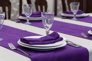 bankettafel serveren in een luxe restaurant in paarse en witte stijl foto