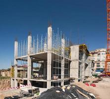 bouwkraan en een betonnen structuur van het gebouw op een achtergrond de lucht foto