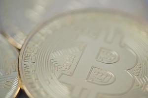 verschillende gouden bitcoin close-up, wazige foto. elektronisch geld foto