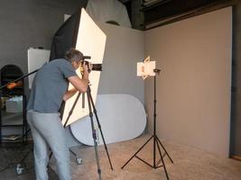 jonge man aan het werk in de fotostudio. onbedoelde fotografie foto